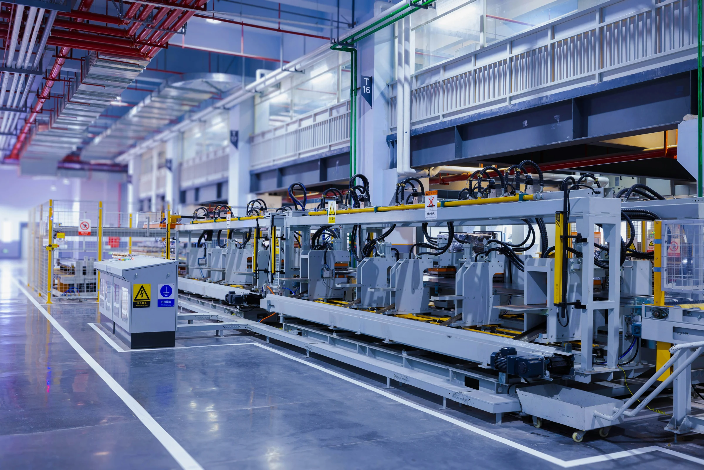 Fotografía real de una línea de producción industrial